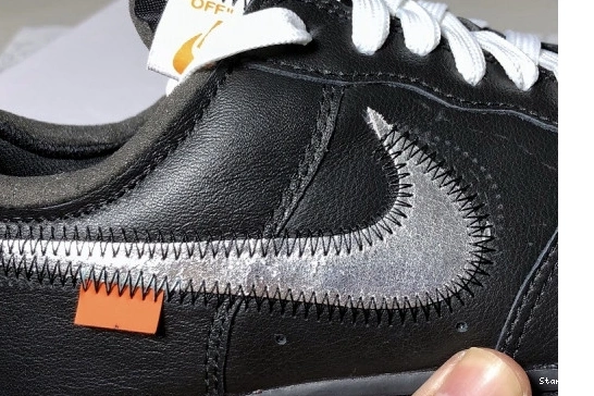 Nike '07 Low Off-White Air   1 MoMA Force  AV5210-001 0708